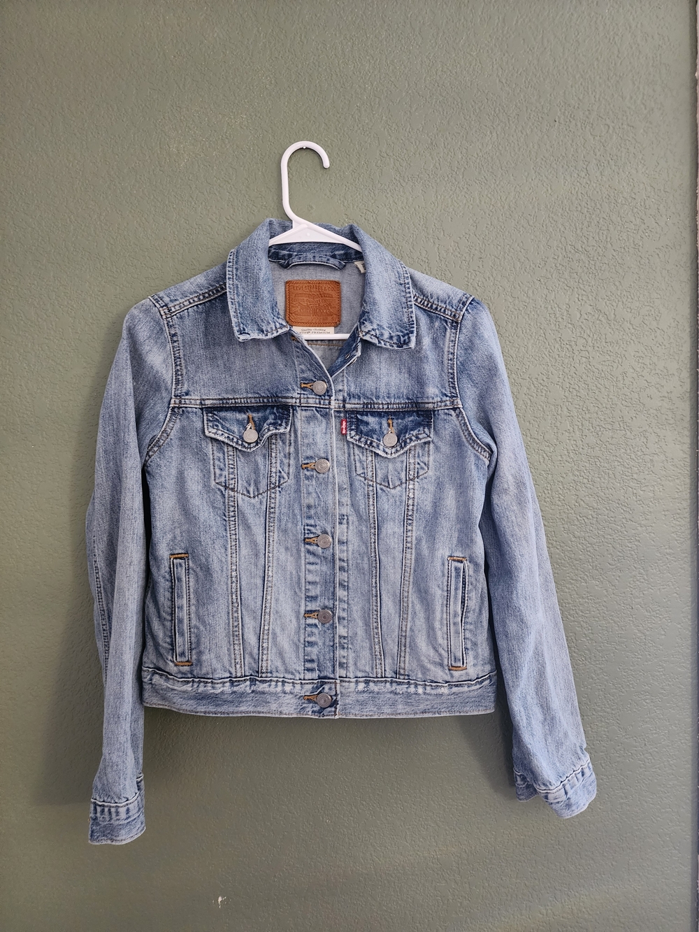 Levi’s Premium Women’s Light Wash Denim Trucker Jacket Size Small